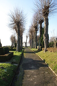 Osteingang zum Friedhof Lünern